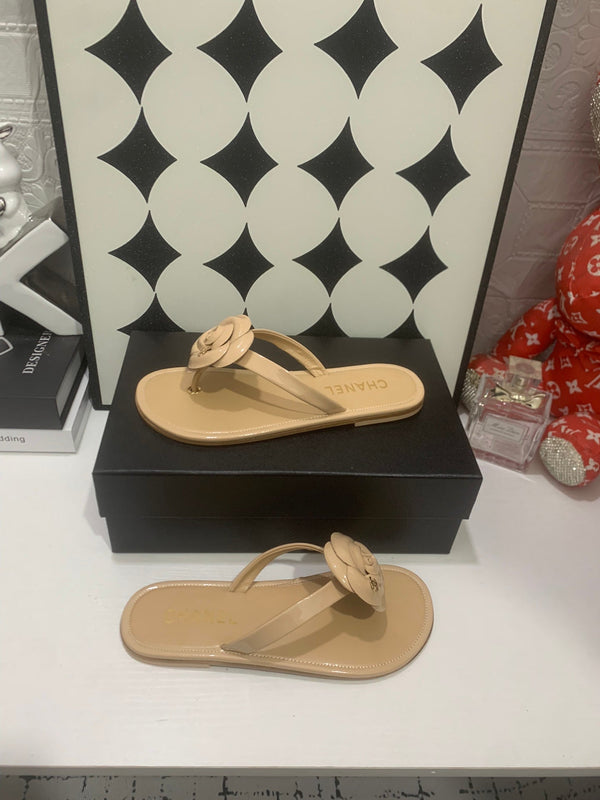 CC Camellia Thong Beige Patent Leather 928605