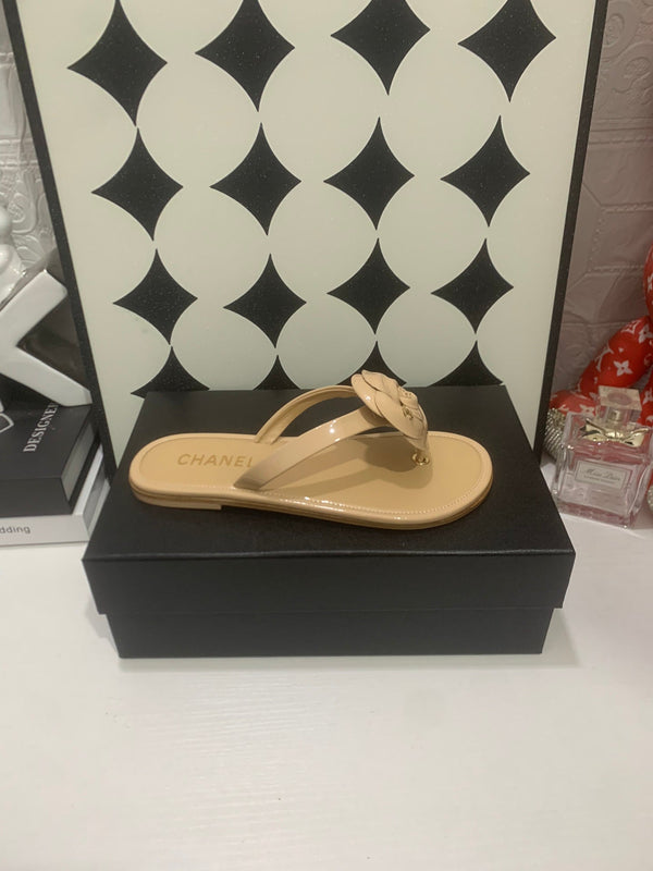 CC Camellia Thong Beige Patent Leather 928605