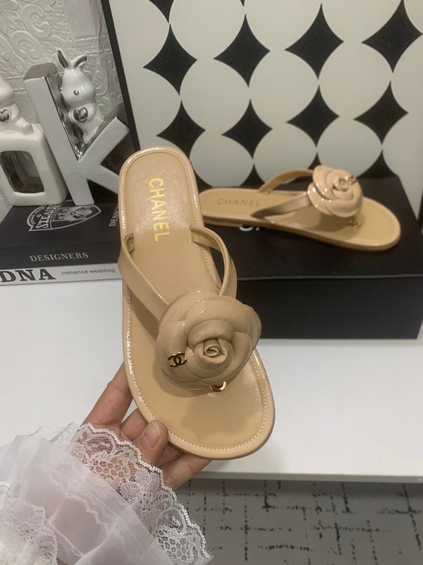 CC Camellia Thong Beige Patent Leather 928605