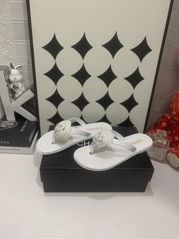 CC Camellia Thong White Patent Leather 928604