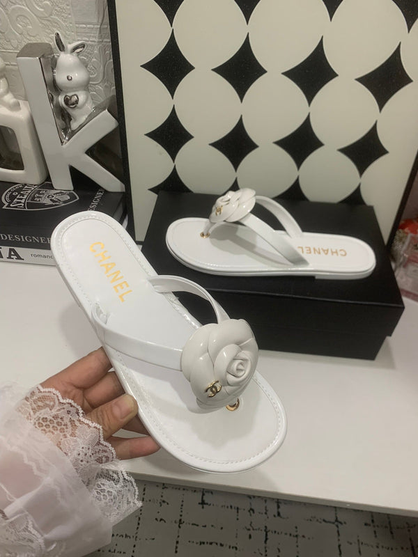 CC Camellia Thong White Patent Leather 928604