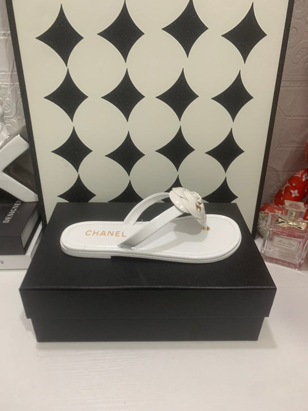 CC Camellia Thong White Patent Leather 928604