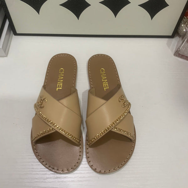 CC Chain Crossover Flat Sandals Beige Leather 928599