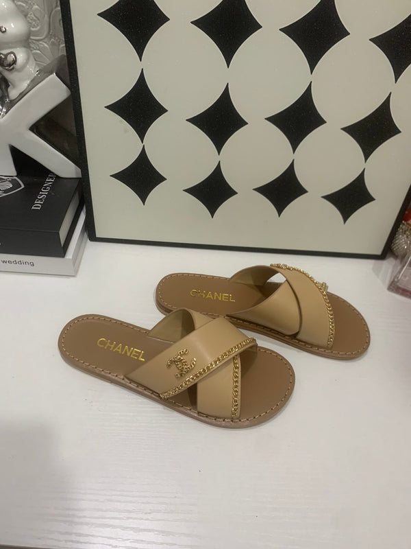 CC Chain Crossover Flat Sandals Beige Leather 928599