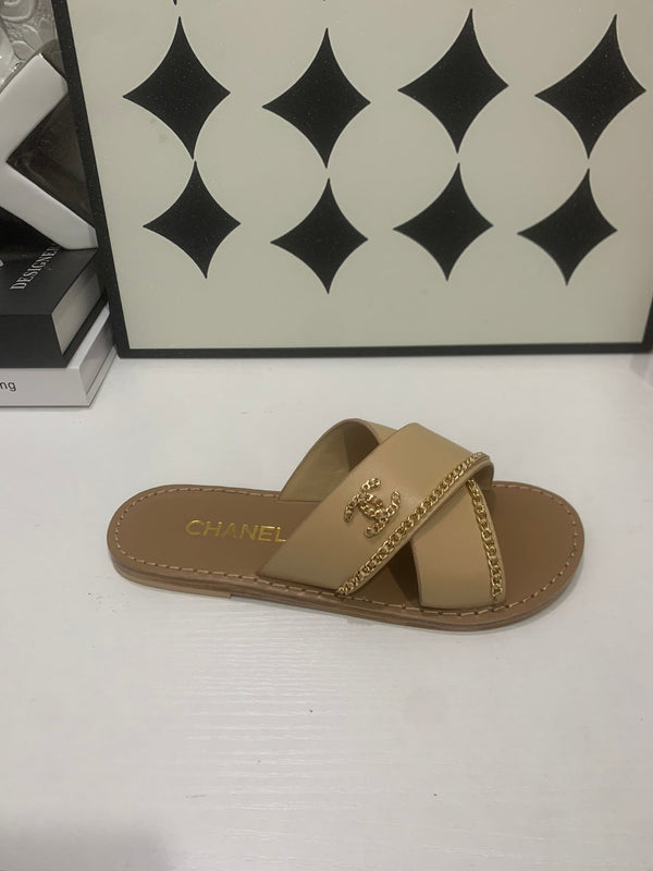 CC Chain Crossover Flat Sandals Beige Leather 928599