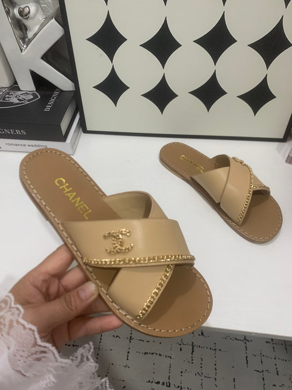 CC Chain Crossover Flat Sandals Beige Leather 928599