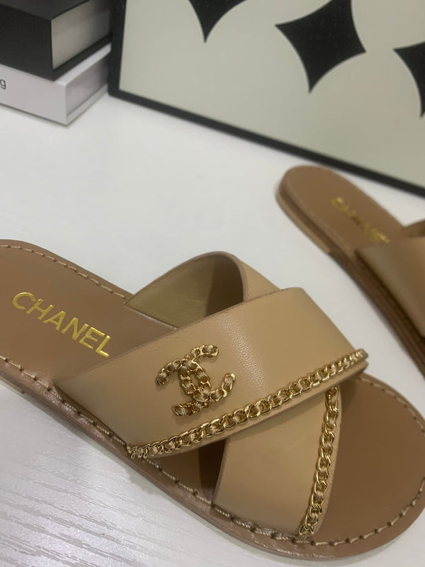 CC Chain Crossover Flat Sandals Beige Leather 928599