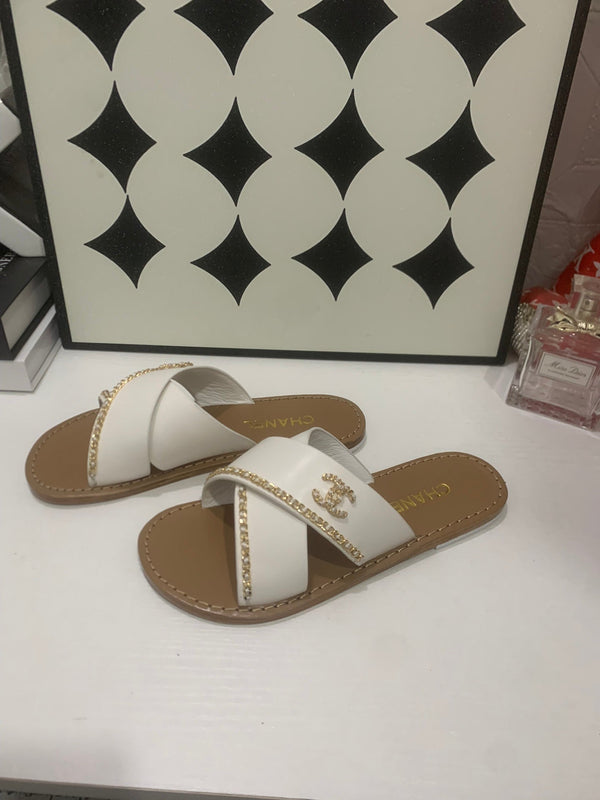 CC Chain Crossover Flat Sandals White Leather 928596