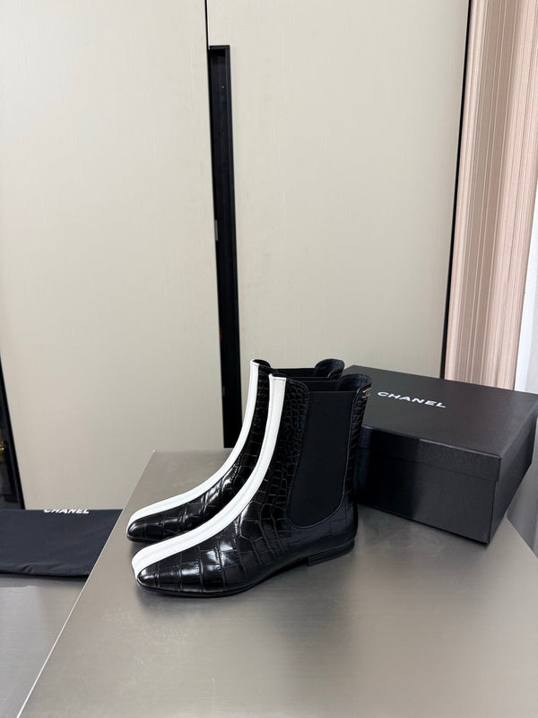 CC Métiers d'Art 2026 Short Boots Black Croc-Embossed Calfskin Patent Leather 929456