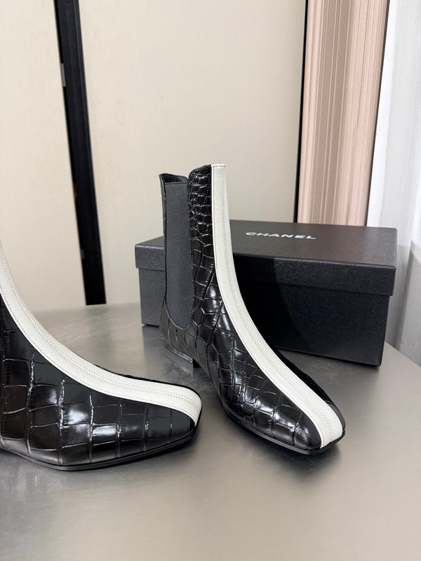 CC Métiers d'Art 2026 Short Boots Black Croc-Embossed Calfskin Patent Leather 929456