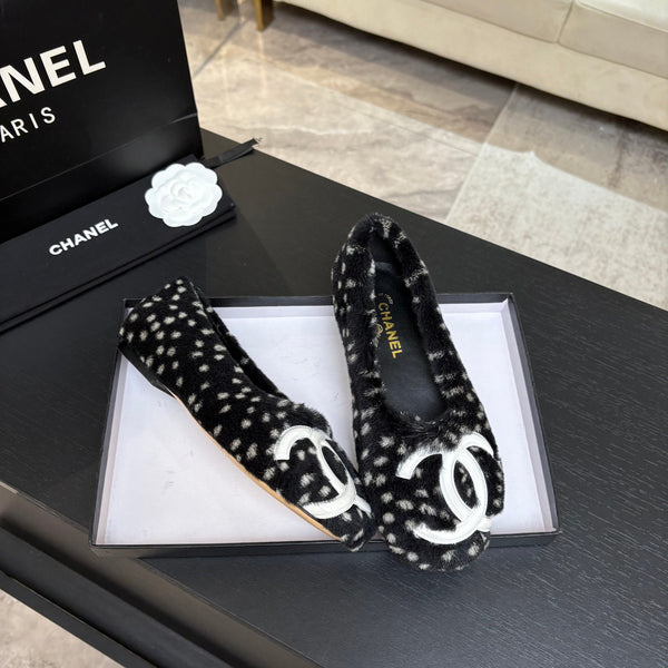 CC 26K Ballet Flats CC Logo White Black Shearling 140058