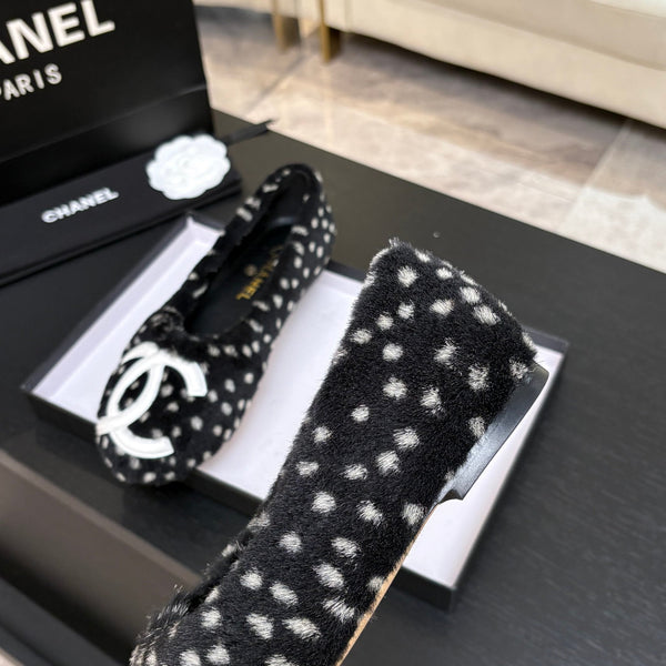 CC 26K Ballet Flats CC Logo White Black Shearling 140058