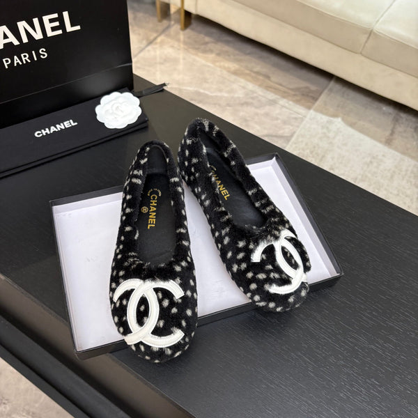 CC 26K Ballet Flats CC Logo White Black Shearling 140058