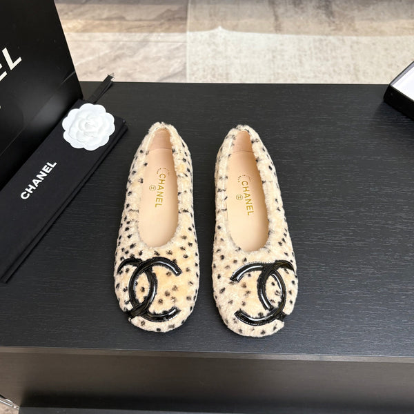 CC 26K Ballet Flats CC Logo Beige Black Shearling 140057
