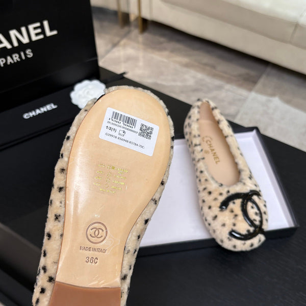 CC 26K Ballet Flats CC Logo Beige Black Shearling 140057