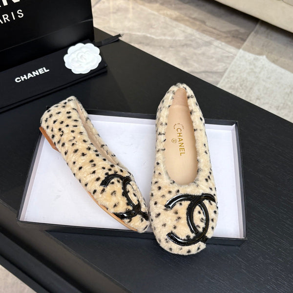 CC 26K Ballet Flats CC Logo Beige Black Shearling 140057