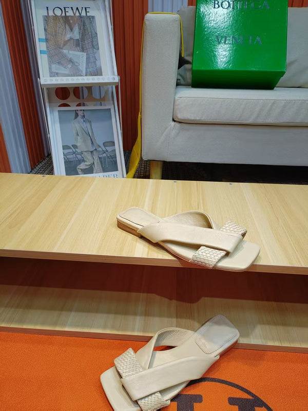 BV Riva Sandals  Flat Woven Beige Leather 139882