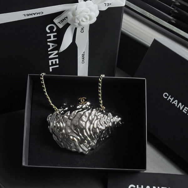 CC 26M Oyster Minaudière 17.5cm Hammered Metal Pearl