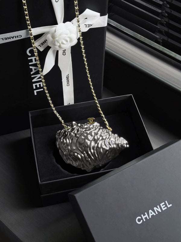 CC 26M Oyster Minaudière 17.5cm Hammered Metal Pearl