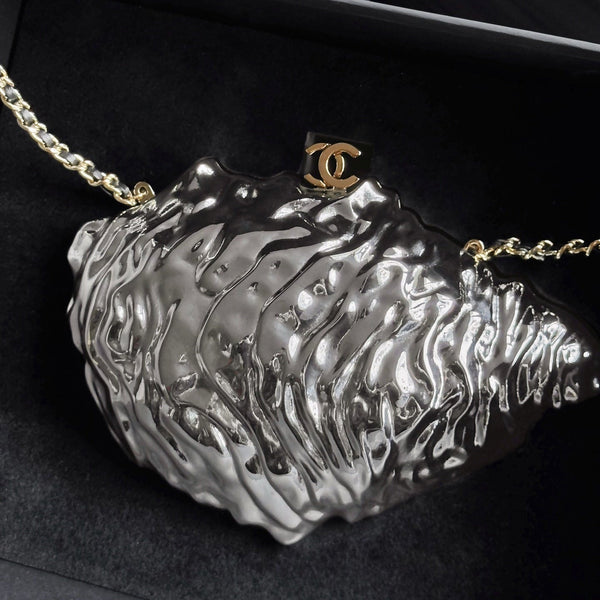 CC 26M Oyster Minaudière 17.5cm Hammered Metal Pearl