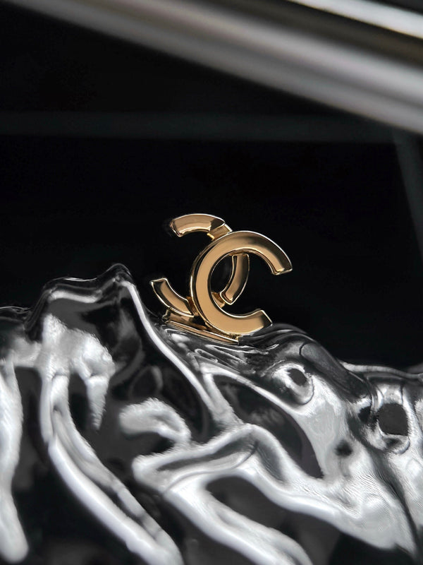 CC 26M Oyster Minaudière 17.5cm Hammered Metal Pearl