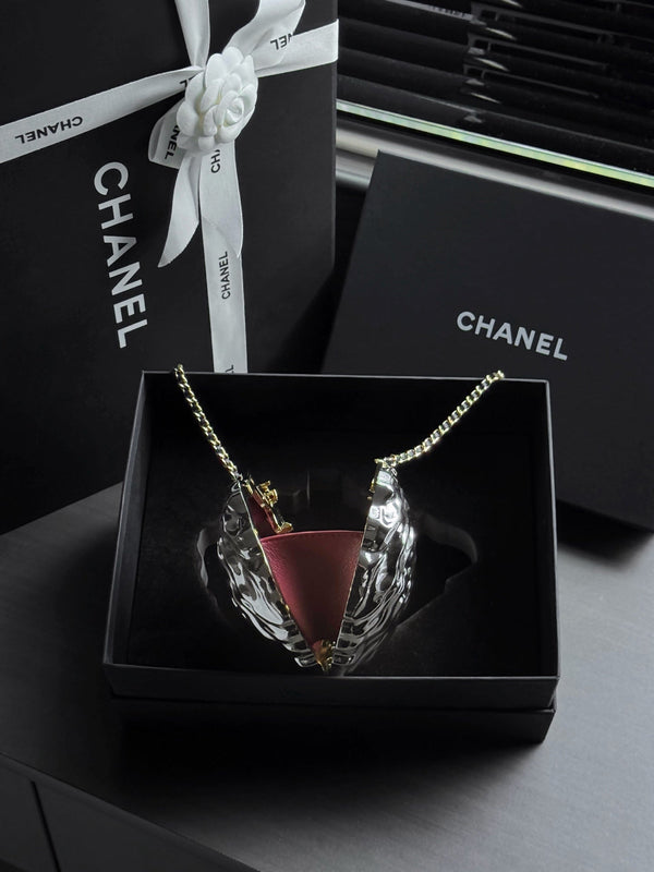 CC 26M Oyster Minaudière 17.5cm Hammered Metal Pearl
