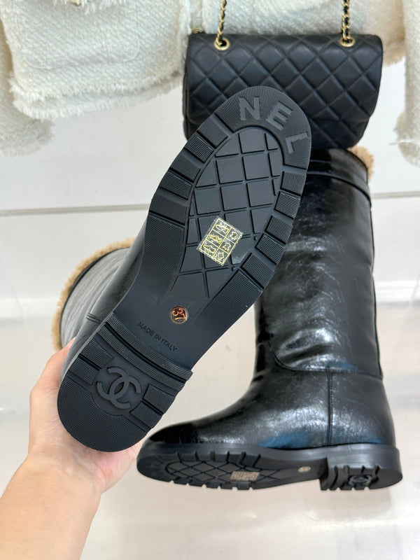 CC 26FW Riding Boots Gold-Tone Turn-Lock Strap Black Leather & Shearling 188565
