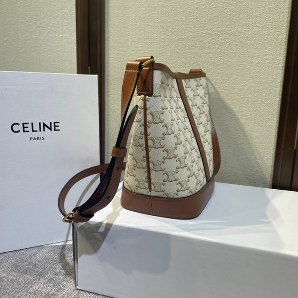 BUCKET 30 IN WHITE TRIOMPHE CANVAS AND RED BROWN CALFSKIN TRIM