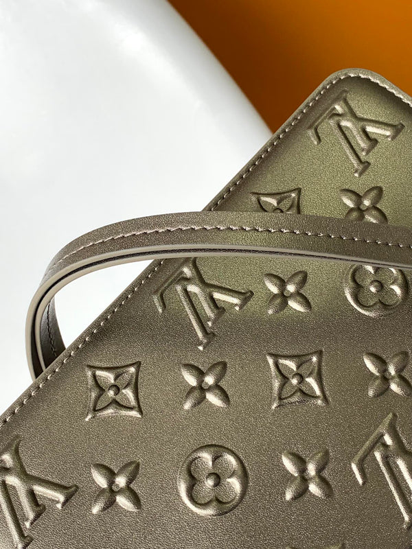 LV Lexington Pochette Shoulder Bag 21.5 Metallic Sliver Monogram Embossed Cafskin