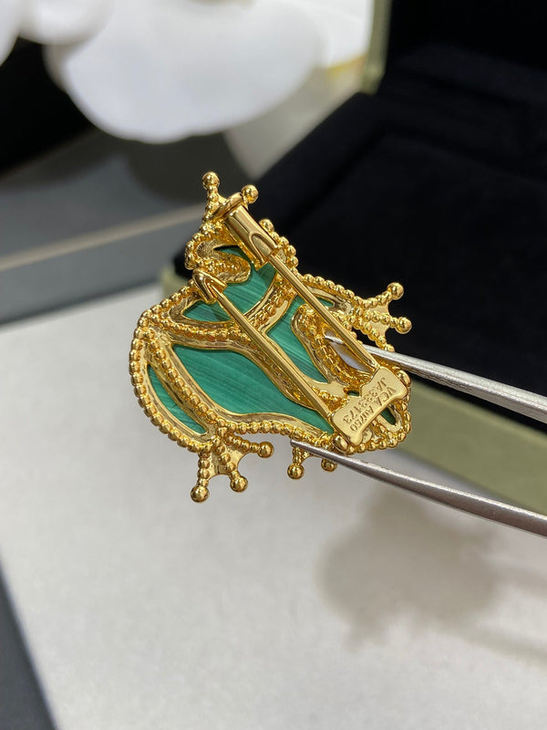VCA Brooch 13