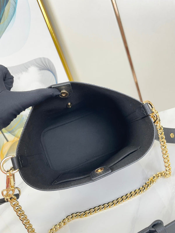 LOCK AND WALK 20 IN BLACK GRAINED CALFSKIN GOLD HARDWARE