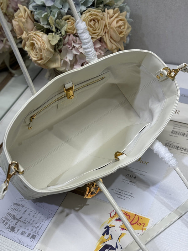 MEDIUM 37 TOUJOURS BAG IN WHITE MACROCANNAGE LAMBSKIN