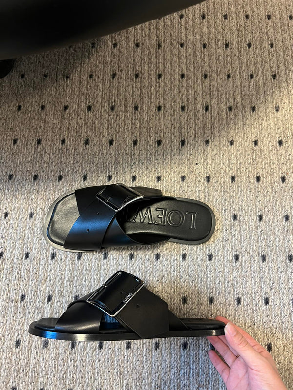 PETAL BELT FLAT SANDAL IN BLACK CALFSKIN