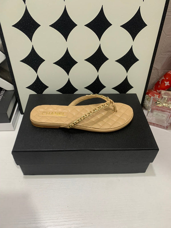 CC 26s Thong With Chain Beige Sheepskin 684867