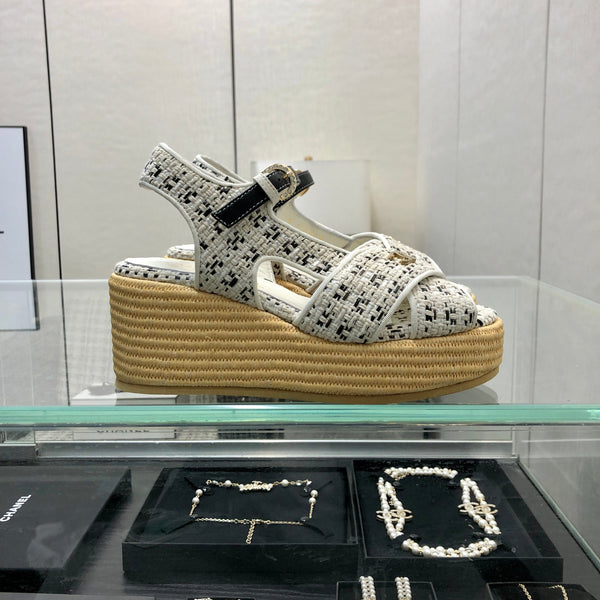 PEEP-TOE THICK SOLE SANDALS IN WHITE MIX BLACK WOVEN FABRIC