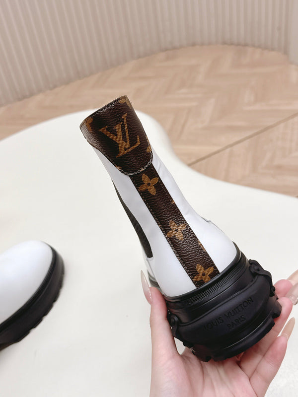 LV 2026 Martin Boot White Black Calfskin 595455