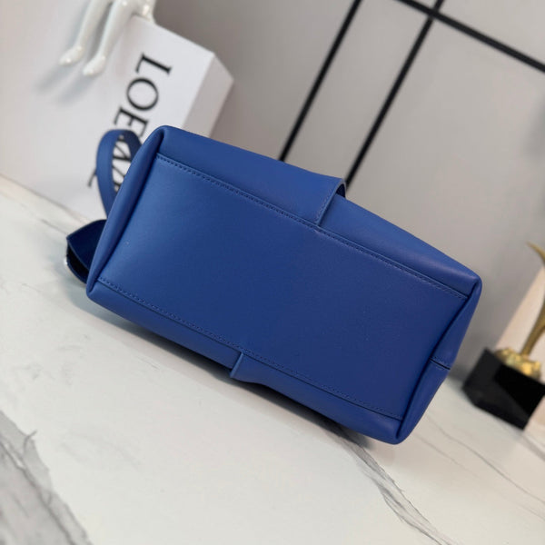 Loew Medium Bilbao Bucket Blue Smooth Calfskin 289318)