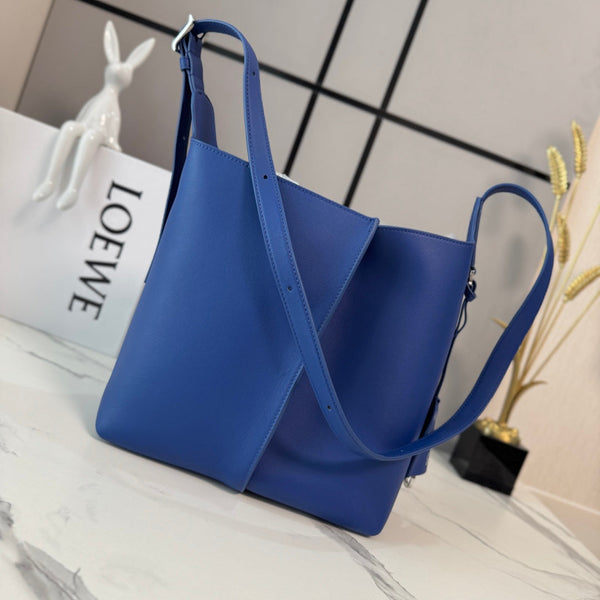 Loew Medium Bilbao Bucket Blue Smooth Calfskin 289318)