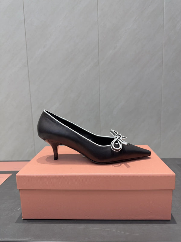 Miu 26s Pointed Toe Pumps 55mm In Black And White Calfskin With Bow