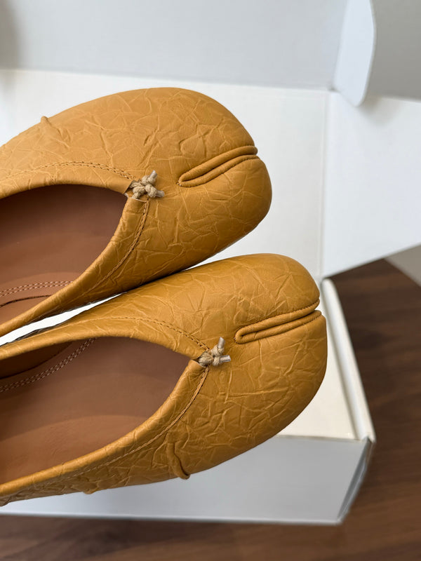 MM Split Toe Flat Heel Brown Textured Leather 890030