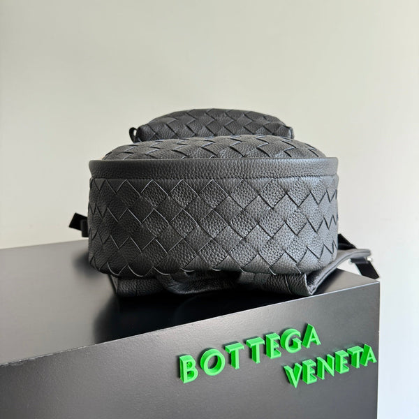 BV 25 Backpack Black Intrecciato Grained Leather