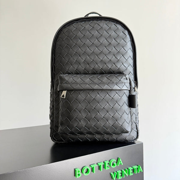 BV 25 Backpack Black Intrecciato Grained Leather