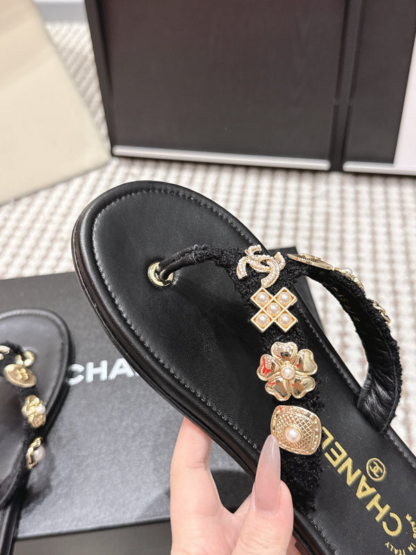 CC 26s Flip-Flops Witch Charm Black Tweed Sheepskin 632369