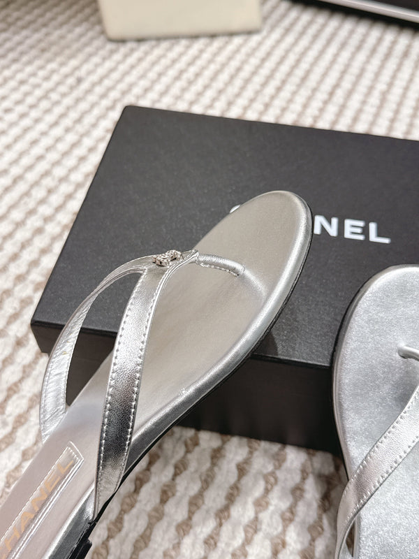 CC 26ss Flip-Flops Sliver Metalic Sheepskin 653601