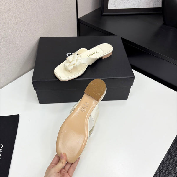 CC 25 Camellia Thong Sandals Ivory Sheepskin And Fabric 368836