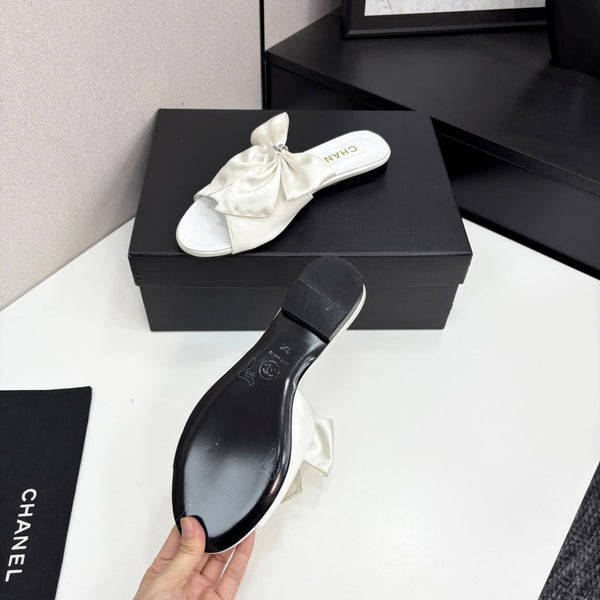 CC 25 Big Bow Mule White Satin And Sheepskin 368865