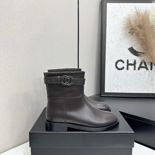 CC FW 2026 Ankle Flat Boot Dark Coffee Cowhide 925676