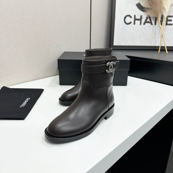 CC FW 2026 Ankle Flat Boot Dark Coffee Cowhide 925676