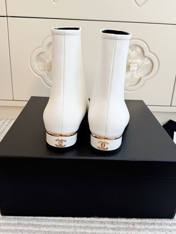 CC 26s Ankle Boots White Leather 122043
