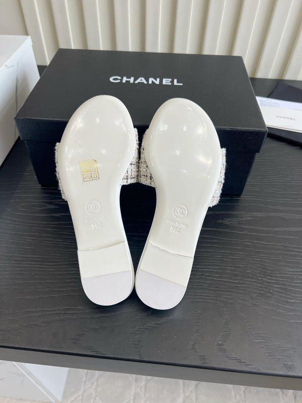 CC 26s Flat Sandals White Cream Quited Leather 906224